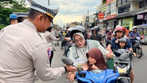 Ramadan Penuh Kepedulian, Satlantas Polres Tasikmalaya Bagikan 500 Takjil untuk Warga