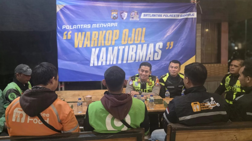 Sahur Bareng Ojol, Satlantas Polresta Sidoarjo Perkuat Sinergi Jaga Kamseltibcarlantas
