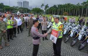 Apel Gelar Pasukan Operasi Ketupat 2026, Kapolri Serahkan Bantuan Kendaraan ke Polda Terdampak Bencana