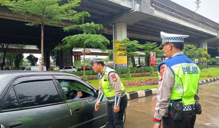 Gunakan ETLE Handheld, Satlantas Polres Jaktim Tindak Pengendara yang Langgar Arus